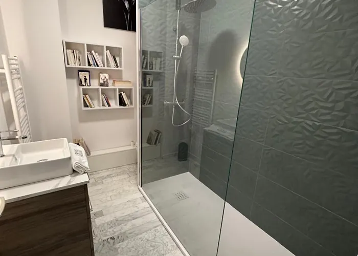 Grand Terrasse Vue Sur Et Parking *